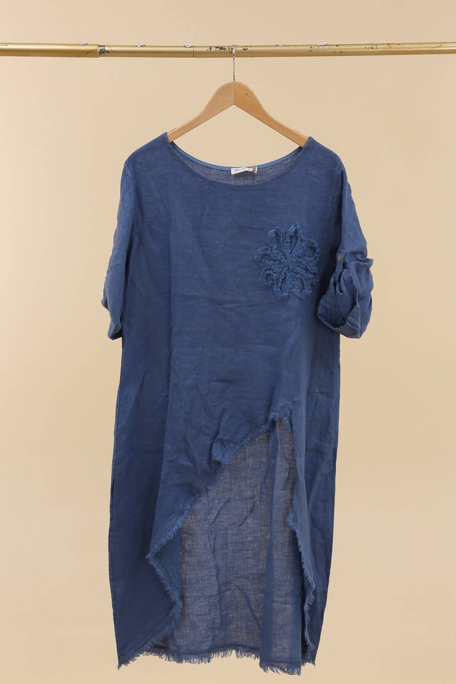 LÉA & LUC – Großhandel Kleid – Damen – 100 % Leinenkleid mit Blumenmotiv auf der linken Brust, REF. 724845