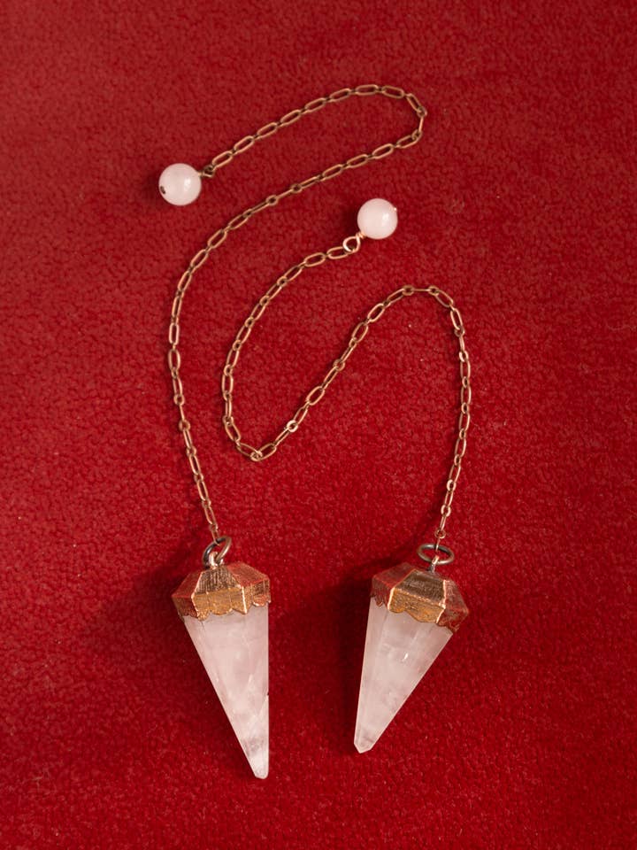 Pendule en cuivre et cristal de quartz rose pour la vente par The Cyprus Cabinet