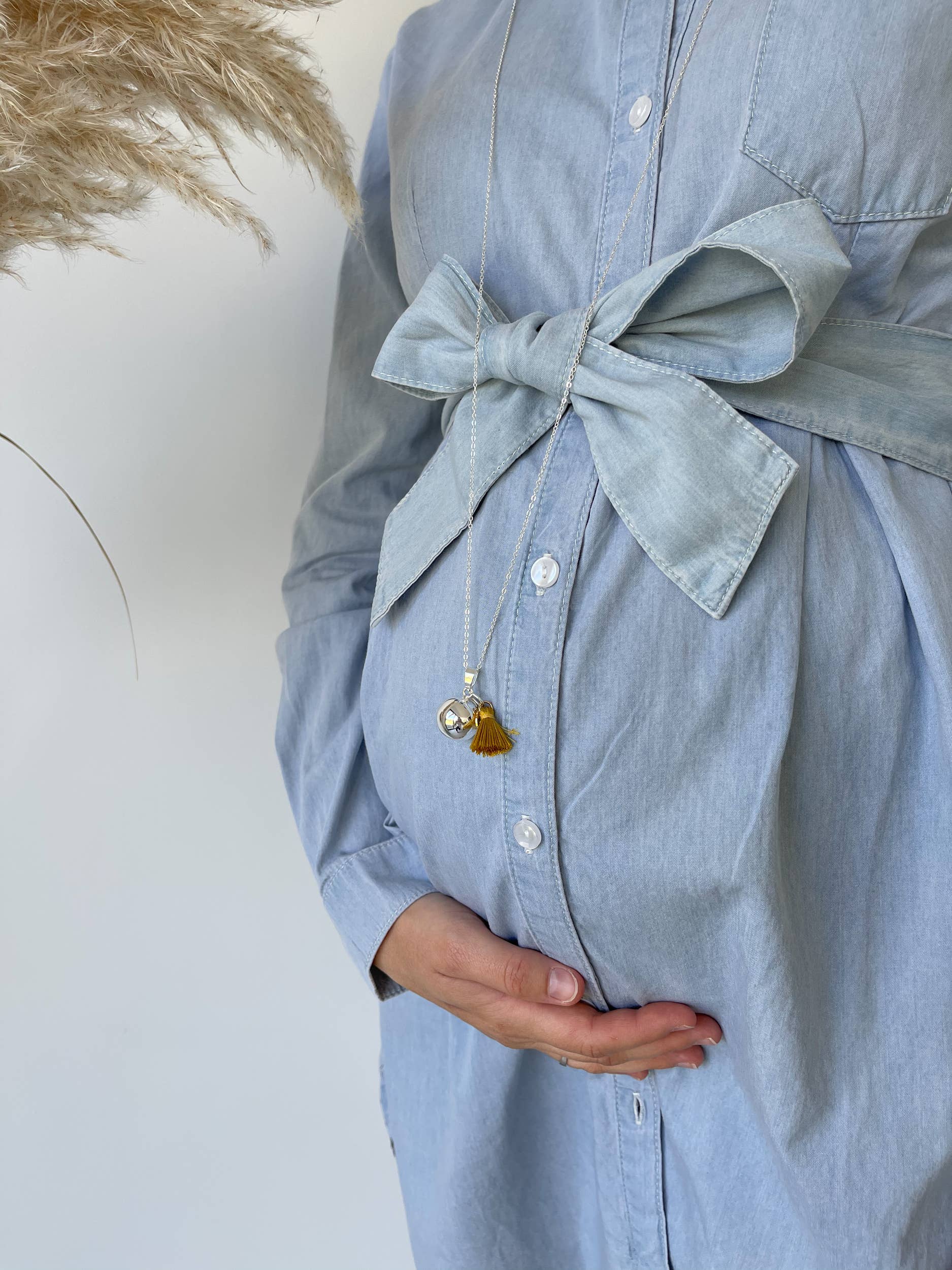 CESTBOLAVIE - Vendita all'ingrosso Collana con ciondolo/pendaglio - Bola Canggu - Ciondolo in lega di zinco placcato argento con nappina e medaglione dorato2