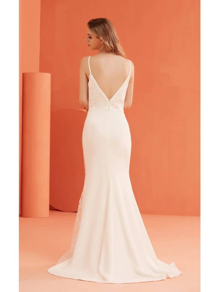 Tux-USA® – wholesale Klänning - Dam – Elegant klänning i spets med pärlor och slits J220462