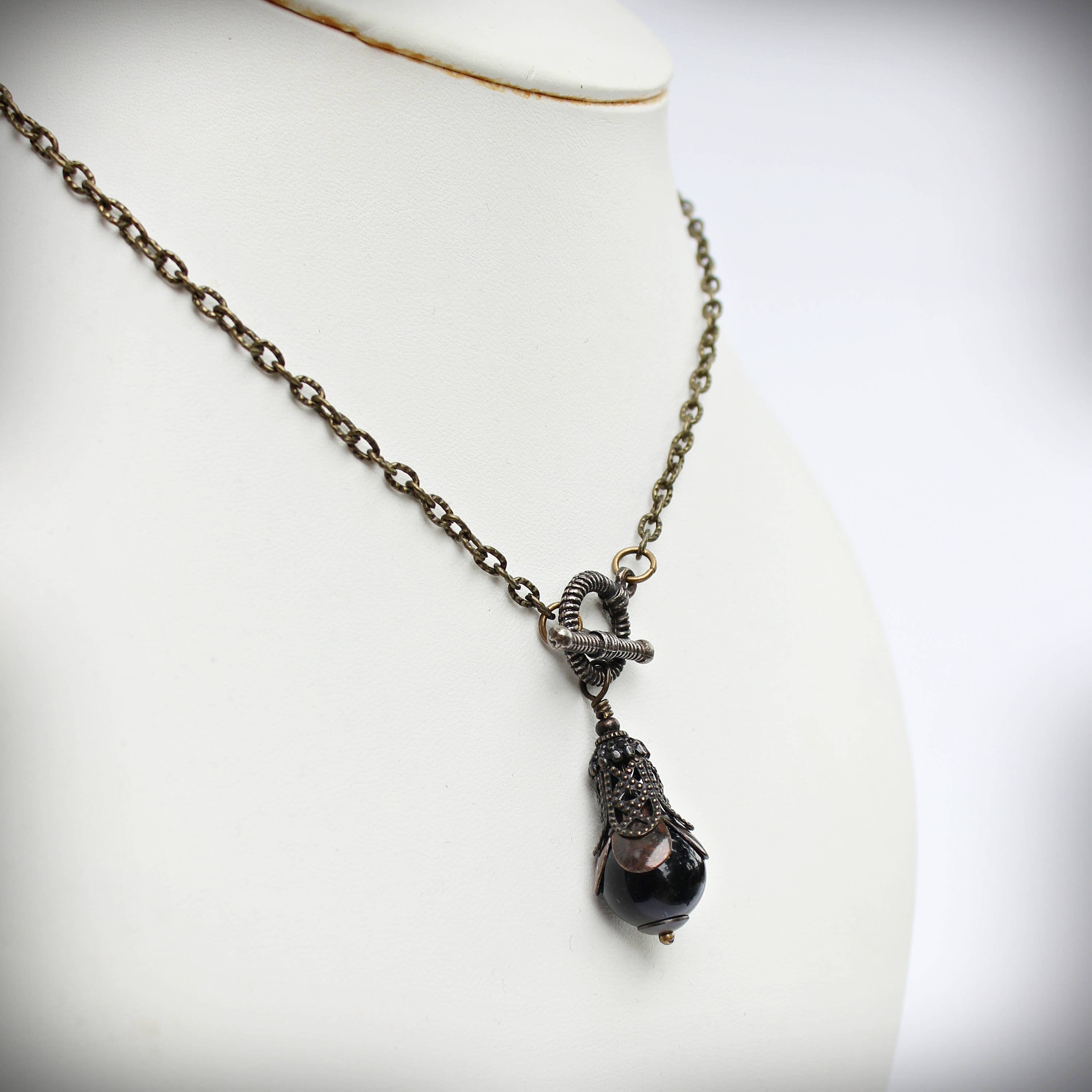 Circa 1890 - Vente Colliers à pendentif - Collier Pendule en Onyx Noir | Succès & Harmonie2