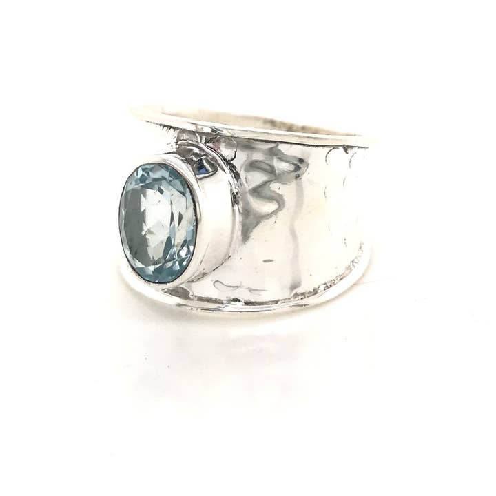 Gem Bazaar Jewellery – wholesale Cocktail/Statement Ring – Kravatring i hamrad sterlingsilver och blå topas