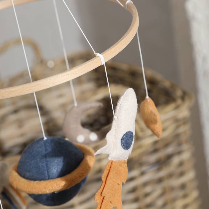 2 Stories - Wholesale Babymobiel - RUIMTE babymobiel, vilt, handgemaakt, ruimteconcept