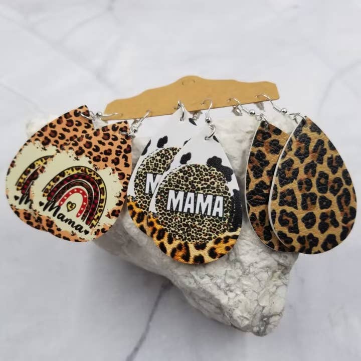 Ensemble de boucles d'oreilles MAMA en cuir léopard - Cadeau pour la fête des mères pour la vente par The Pretty Jewellery