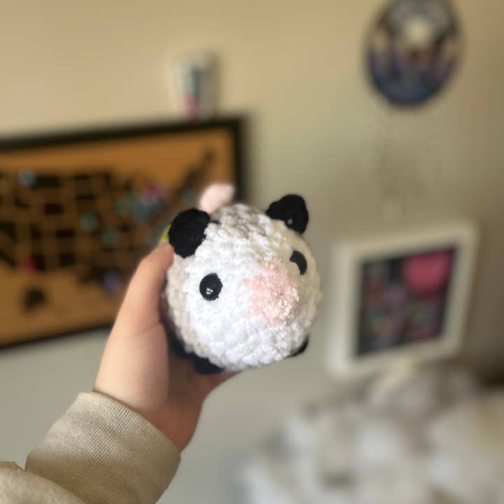 Crochet by Jolene - Vendita all'ingrosso Peluche - Bambini e neonati - Pupazzo di opossum all'uncinetto1