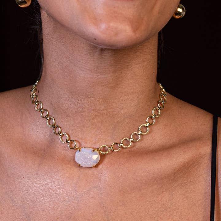 PHOEBE´S – Engroshandel Halskæde med vedhæng – Guldhalskæde med hvid druzy – Naturlig elegance1