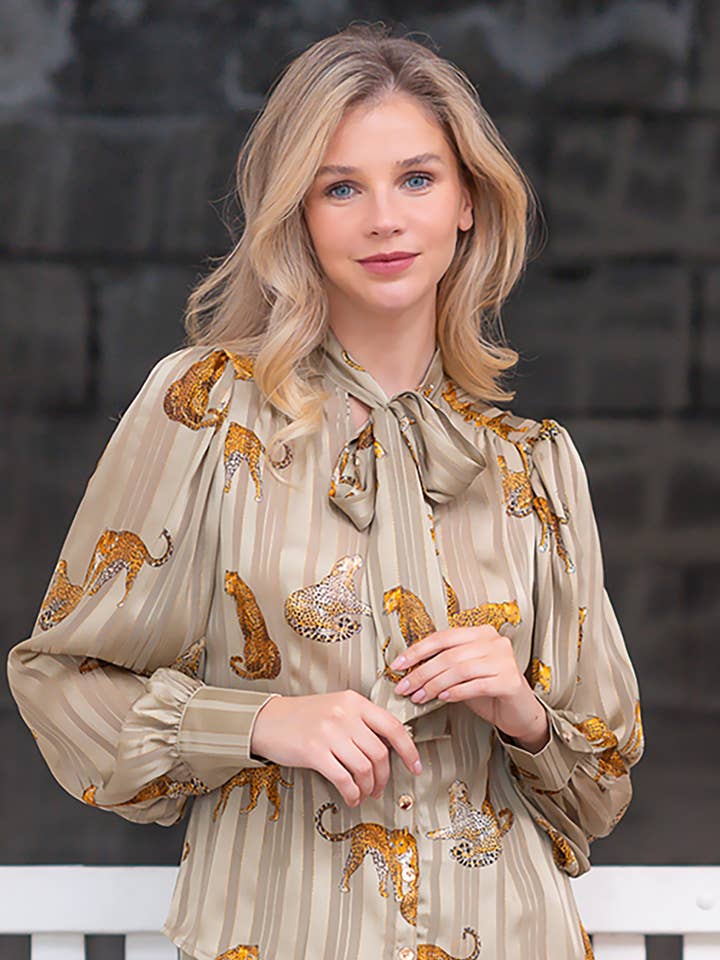 WT4047T-Blouse boutonnée à imprimé léopard avec nœud sur le devant pour la vente par Taelynn