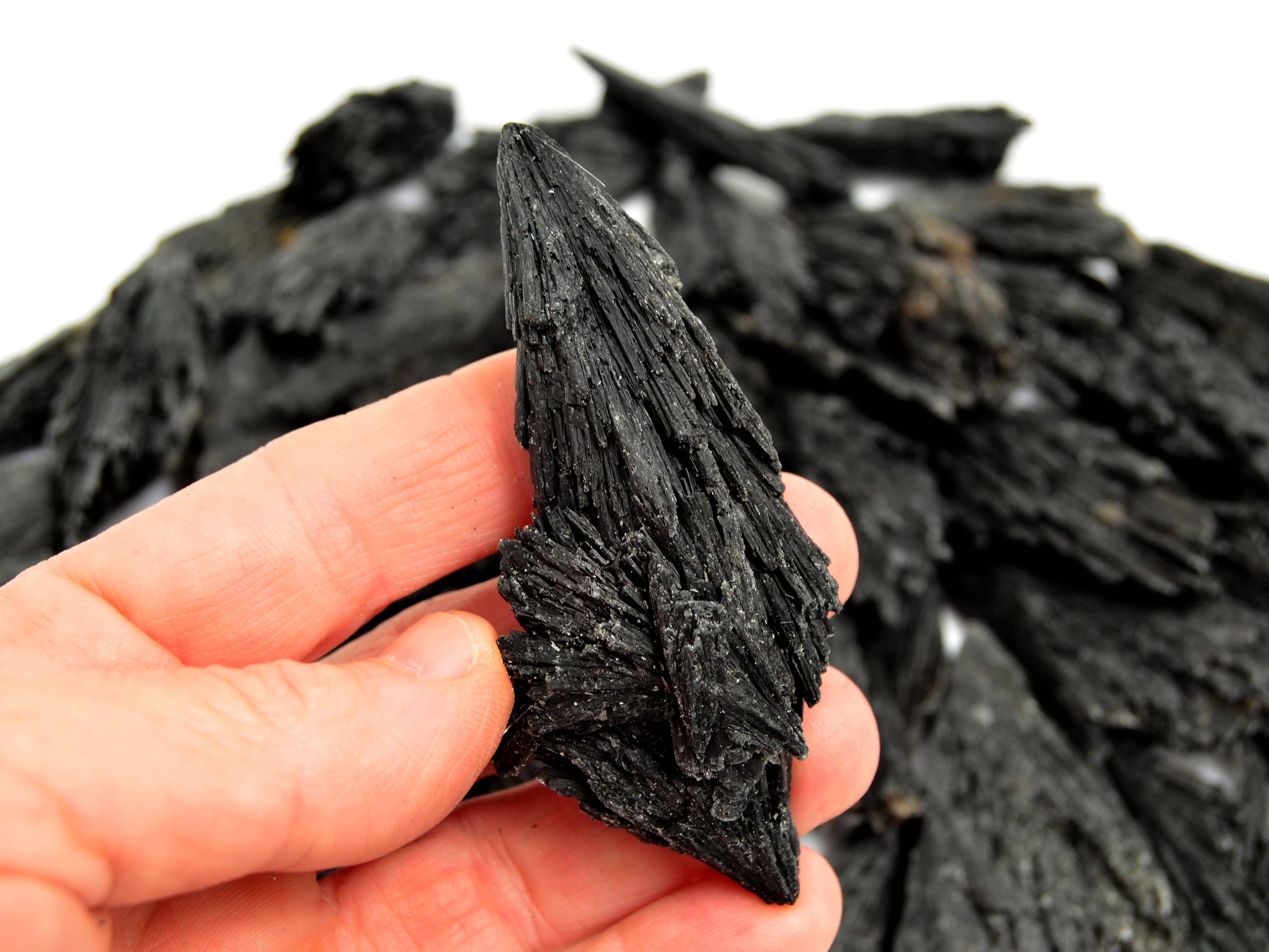 Kaia & Crystals – wholesale Spiritual stone/crystal – Raw Black Kyanite Witch's Broom (15g - 70g)5