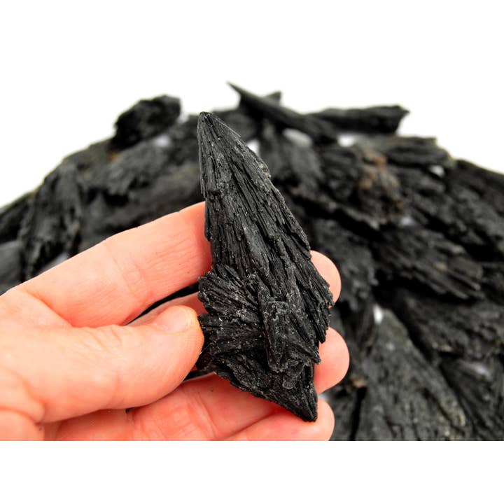 Kaia & Crystals – wholesale Spiritual stone/crystal – Raw Black Kyanite Witch's Broom (15g - 70g)5