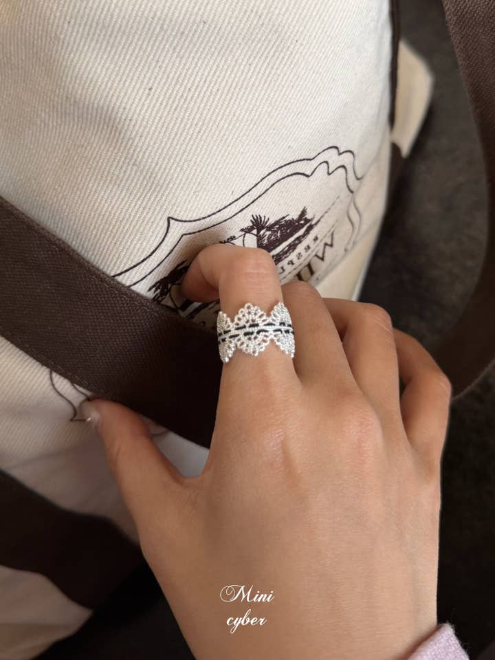 Statement-Ring mit antikem Spitzen-Perlenmuster für den Großhandel von MINICYBER STUDIO