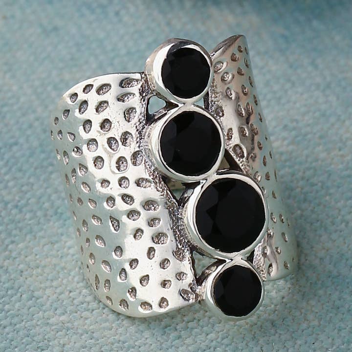 Anello in argento sterling 925 con onice nero martellato per la vendita all'ingrosso da parte di Tiramisu