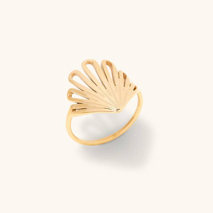 Anello con fascia placcata in oro 18K resistente all'acqua Britney per la vendita all'ingrosso da parte di Lola & Tae