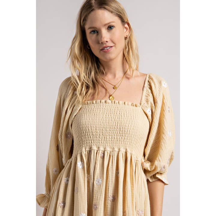 ROBE SMOCKÉE À PLUSIEURS NIVEAUX AVEC BRODERIE EN GAZE pour la vente par Sweet Generis