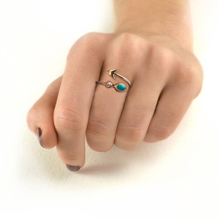 Justerbar pil Ring med turkis og månesten i guld for engroshandel hos The Jewellery Store London