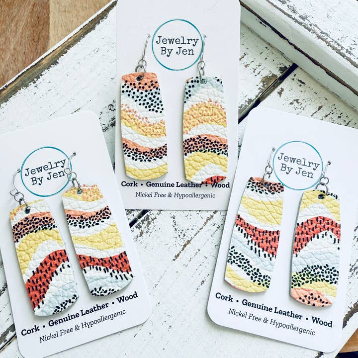 Boucles d'oreilles moyennes : Arc-en-ciel ondulé pour la vente par Jewelry By Jen