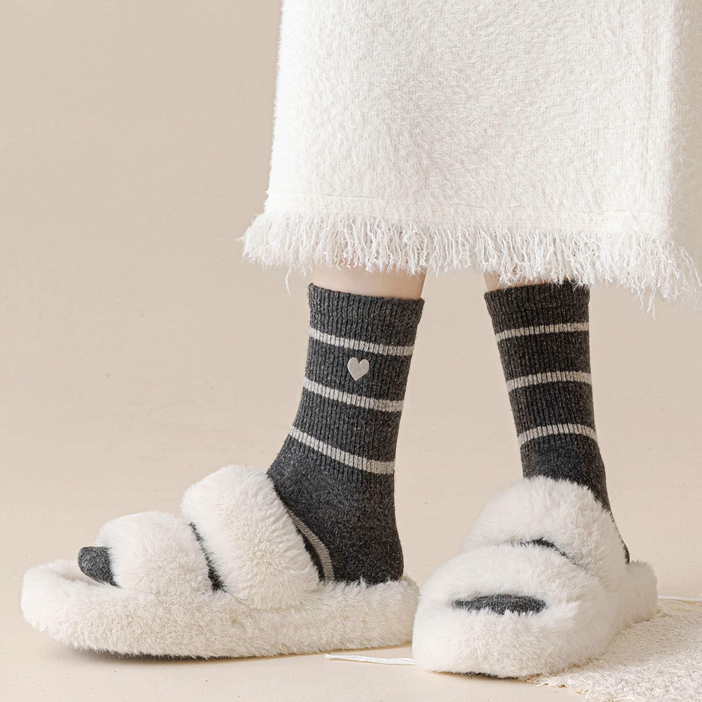 Happy Knits – Engroshandel Strømper - Dame – Uldstrømper til kvinder - retro, hjertebroderi, varme og hyggelige16