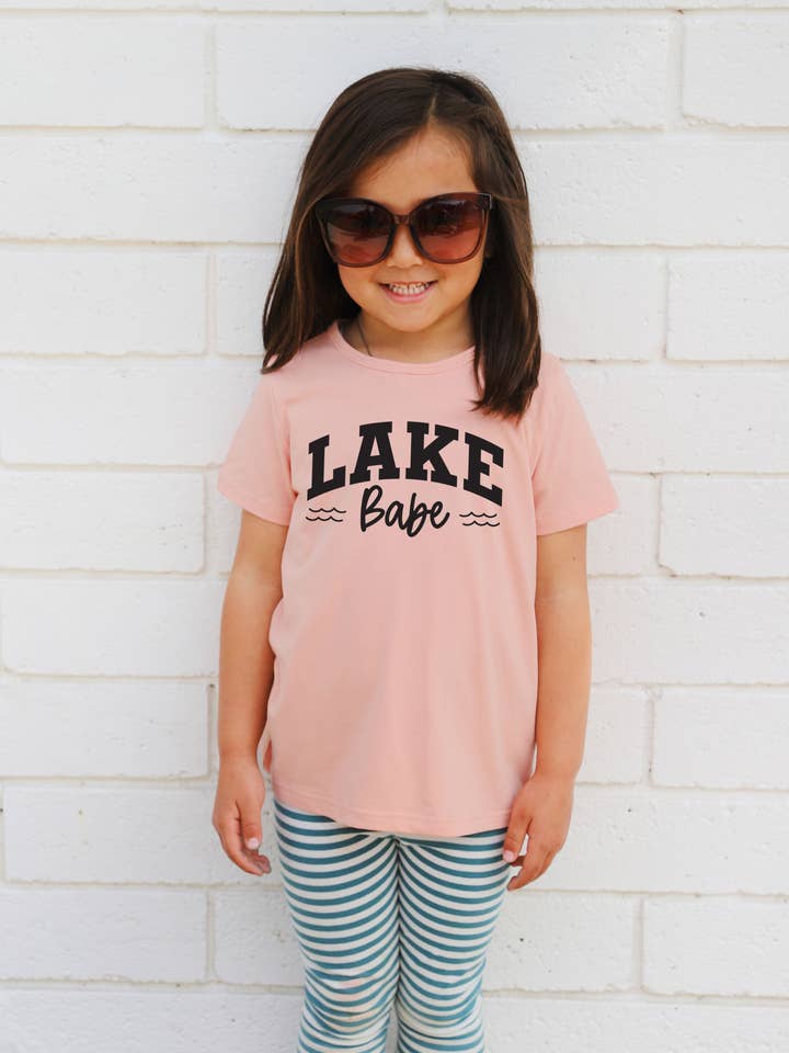 Lake Babe grafisk T-shirt til børn for engroshandel hos Tickled Teal