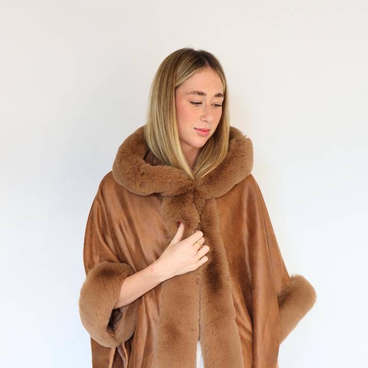 Poncho mit Kapuze aus Kunstfell - S44346 für den Großhandel von Cinnamon Creations