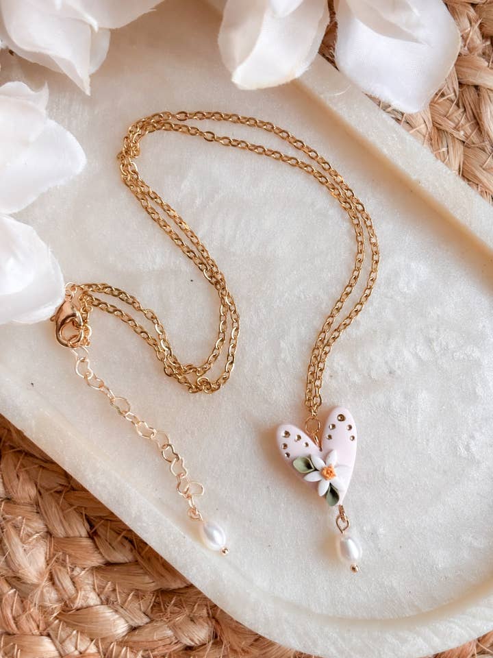 Collier Charm Cœur Rose Doux pour la vente par Sarah Jane Designs