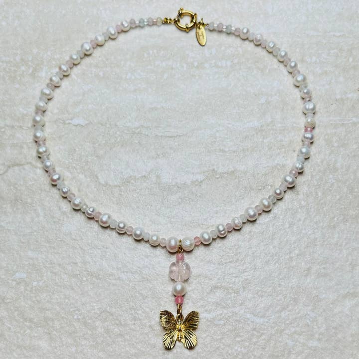 Collier pendentif papillon charme perle pour la vente par Clarke Palmer
