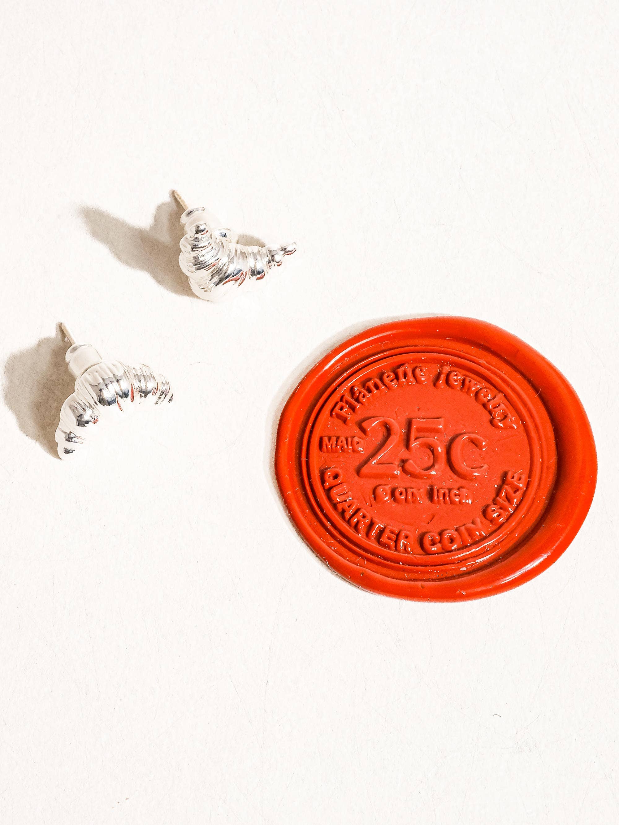 Flânerie by MAIQ - Wholesale Stud/Post Earrings - Gaëlle 18K Gold Petite Croissant Stud3