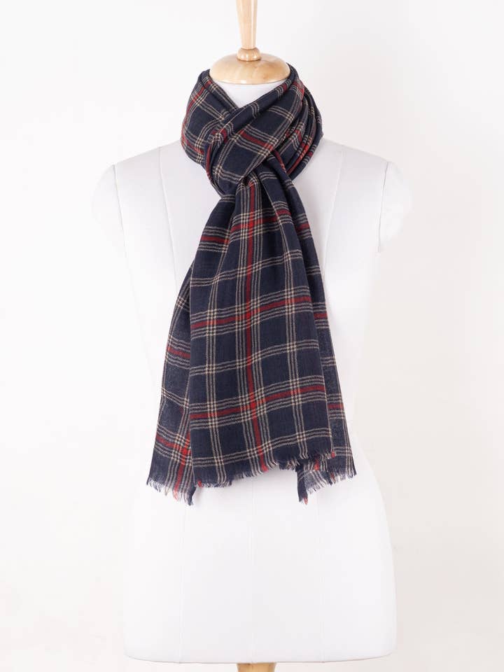 Écharpe en laine mérinos à carreaux classiques en sergé teint en fil - Bleu marine rouge pour la vente par SVEZElife
