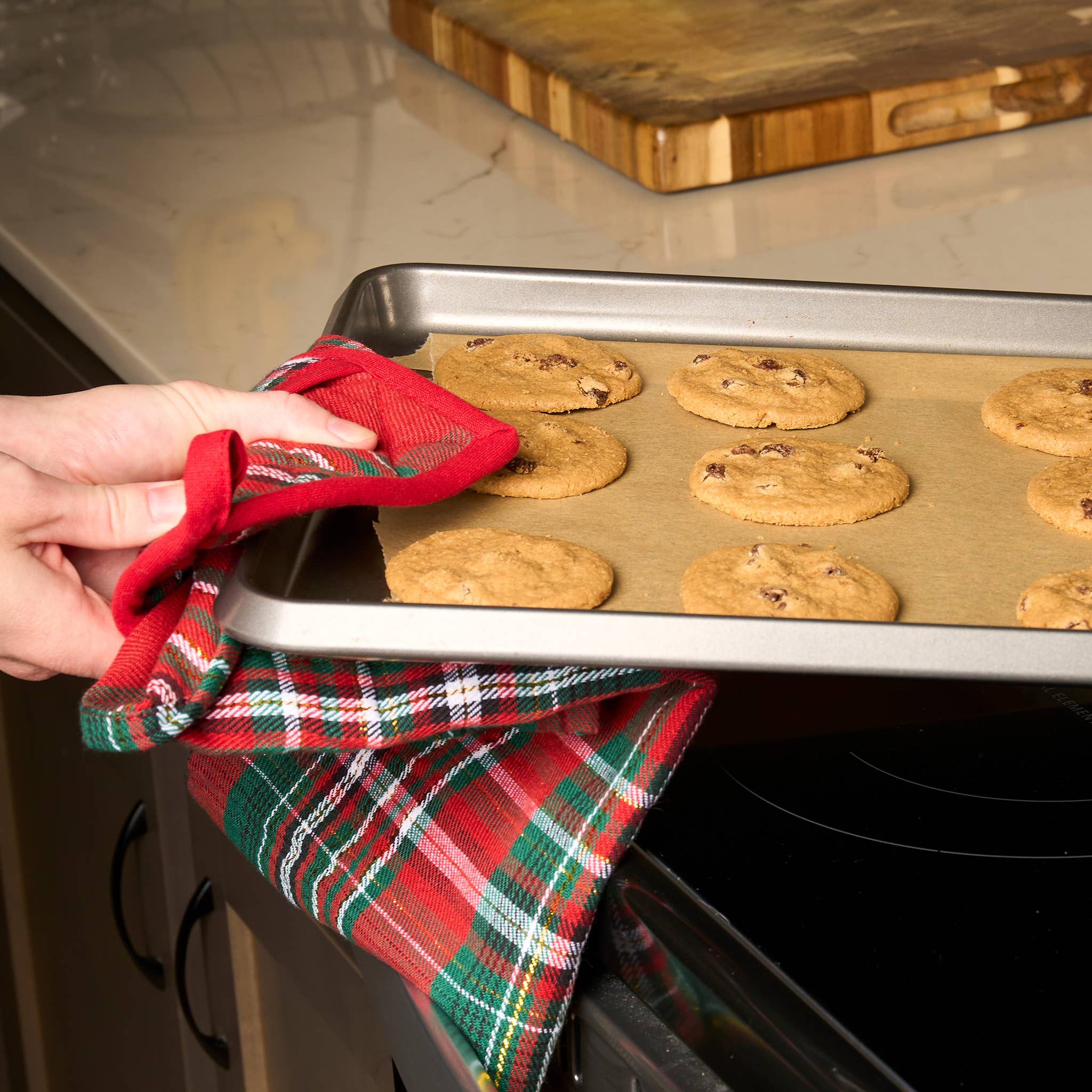 Elsie & Zoey - Wholesale Oven Mitt/Pot Holder - 3 Piece Christmas Holiday Plaid Kitchen Set2