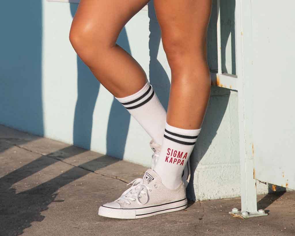 Blanc Chaussettes de sport rayées avec nom et couleur de sororité en vente sur Faire23