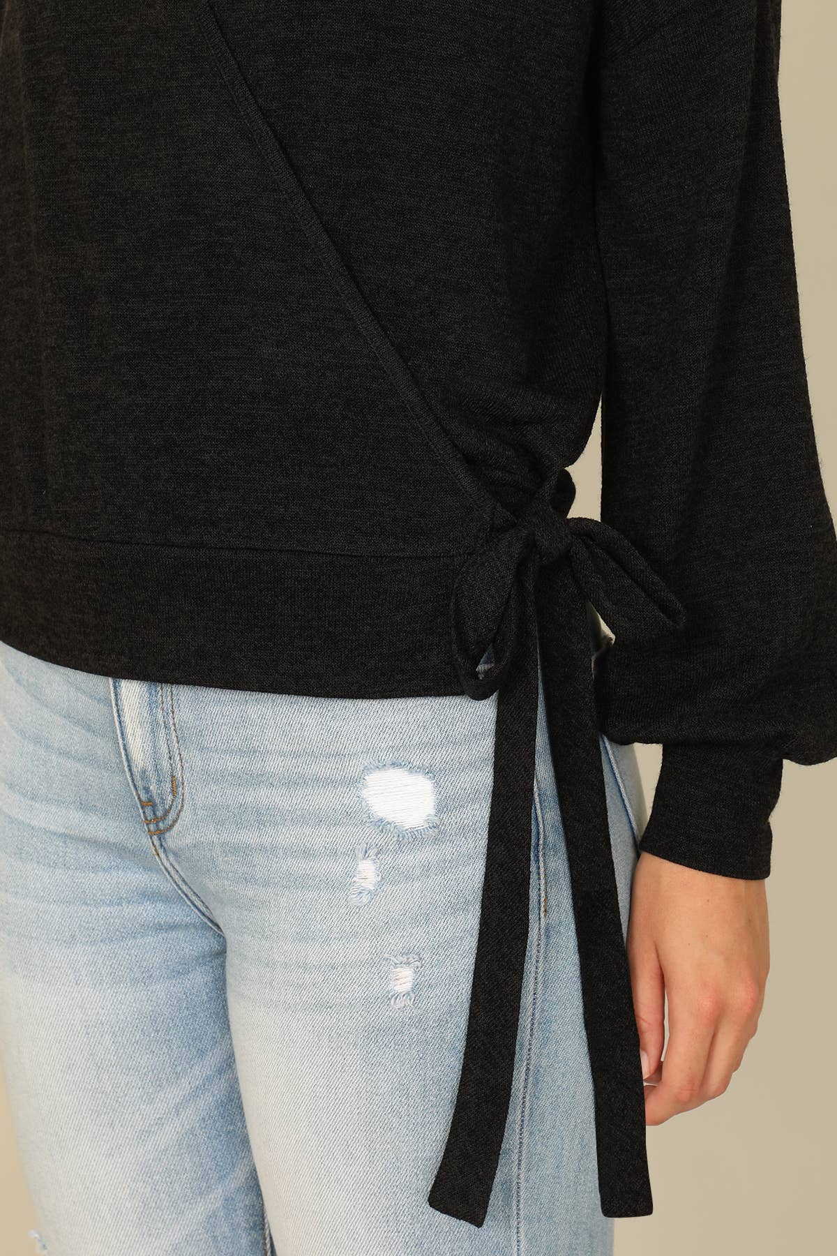 You & Me – Großhandel Bluse – Damen – YMT20079SOLID LANGÄRMELIGES BAUERNBLUSE-WICKELTOP MIT SEITLICHEM BINDEN UND ÜBERSCHNITTENEM AUSSCHNITT9