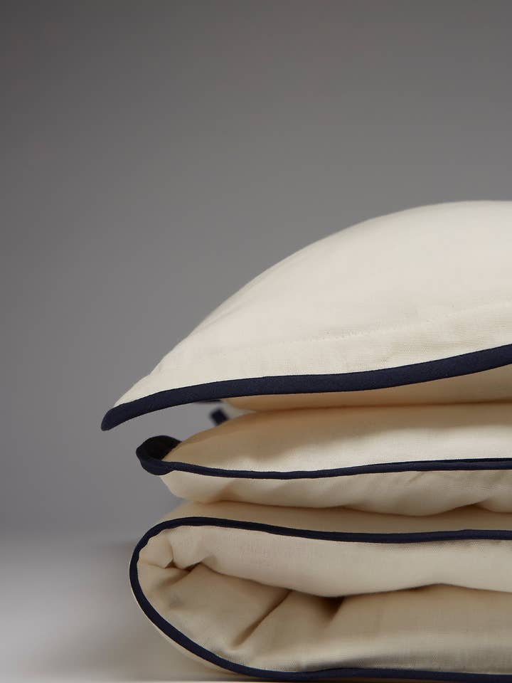 NINA sängkläder med randdetaljer i ecru och marinblått för wholesale av bihan