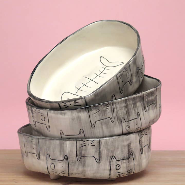 Momo : Mangeoire pour chat en céramique artisanale monochrome pour la vente par Paulina Marra Ceramics