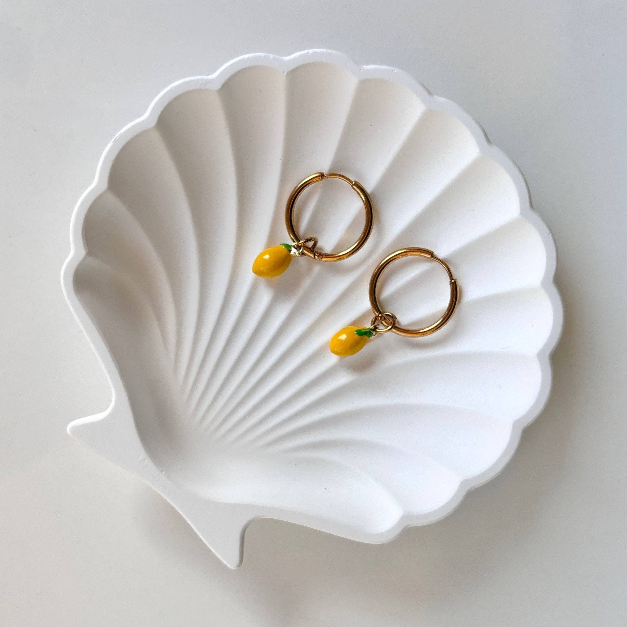 DUESTELLE ITALIA – Brincos de argola por atacado – Limoni & Morangos Hoops - Aros de Ouro com Pendente7