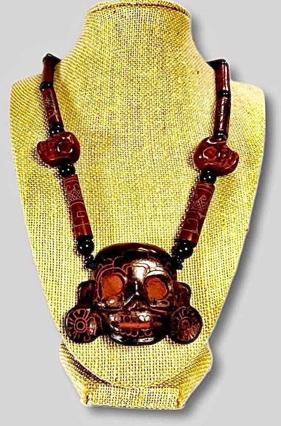OllinMexica – Colar pingente/pendente por atacado – Colar Pendente Máscara de Mikiztli de Teotihuacan esculpido em cerâmica, Divindade da Morte e Transformação com símbolos pré-hispânicos mexicanos gravados - Joalharia Pré-colombiana1