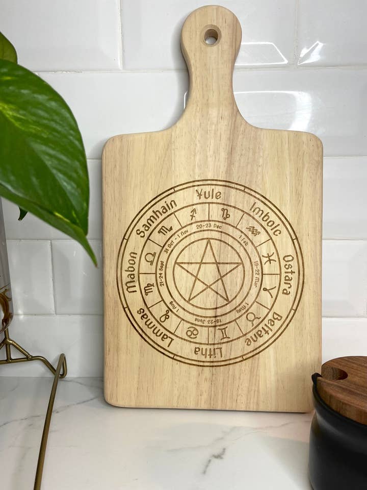 Tagliere per salumi con incisione «Ruota dell'anno», 33 cm per la vendita all'ingrosso da parte di Three Witches Tea Shop