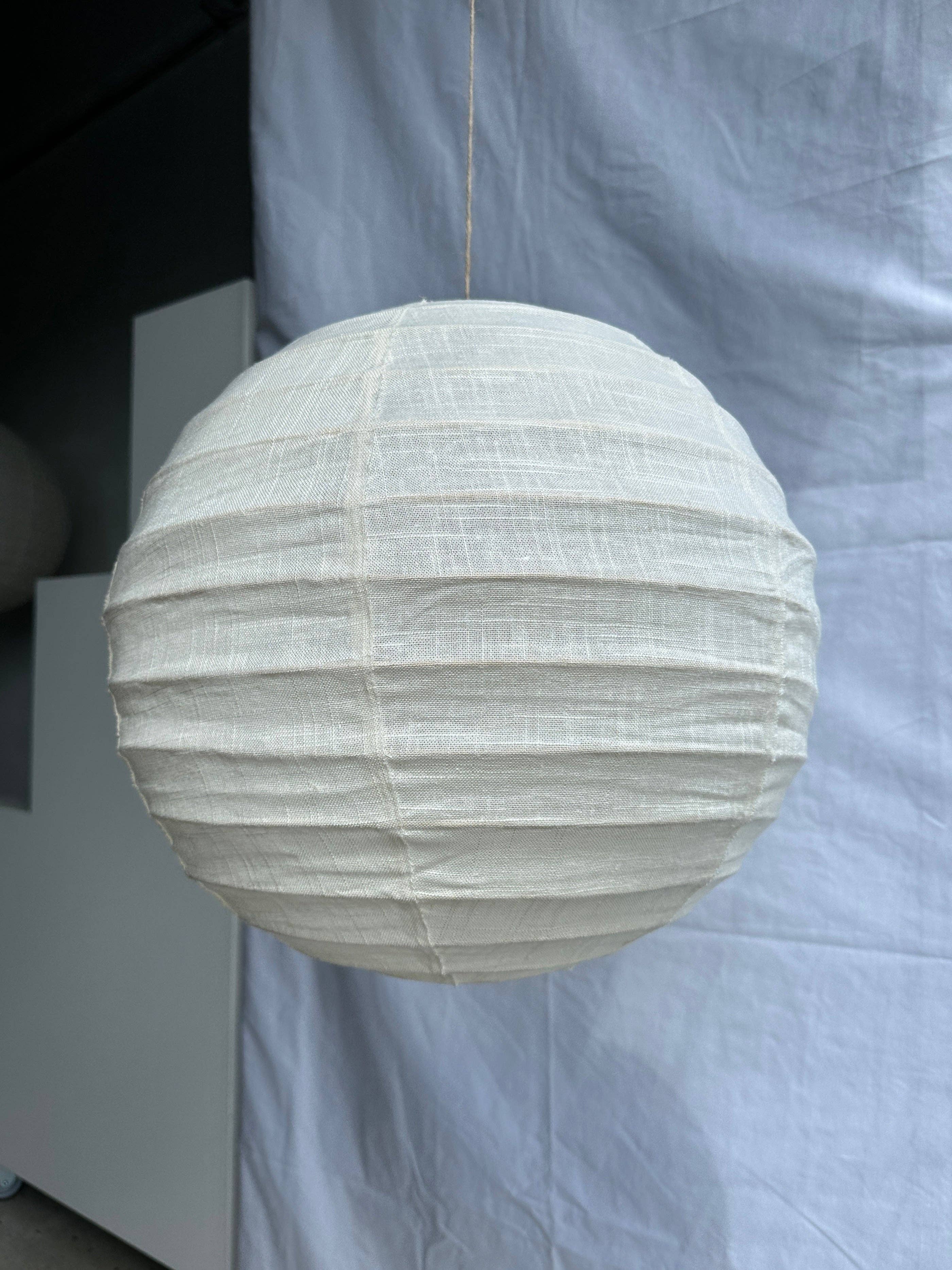 Office Objets - Wholesale Chandelier/Hanging Light - Medium round Japanese-style pendant light in rattan and natural linen D:4010