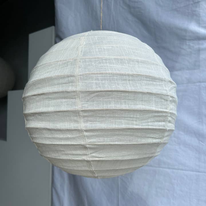 Office Objets - Wholesale Chandelier/Hanging Light - Medium round Japanese-style pendant light in rattan and natural linen D:4010