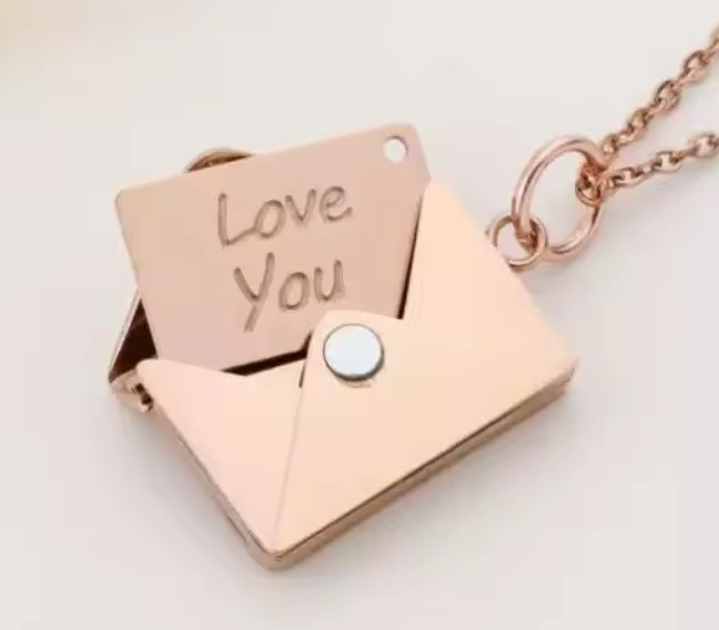 HoopLa - Vendita all'ingrosso Collana con ciondolo/pendaglio - Collana Love Letter in acciaio placcato oro 14K con busta e lettera12
