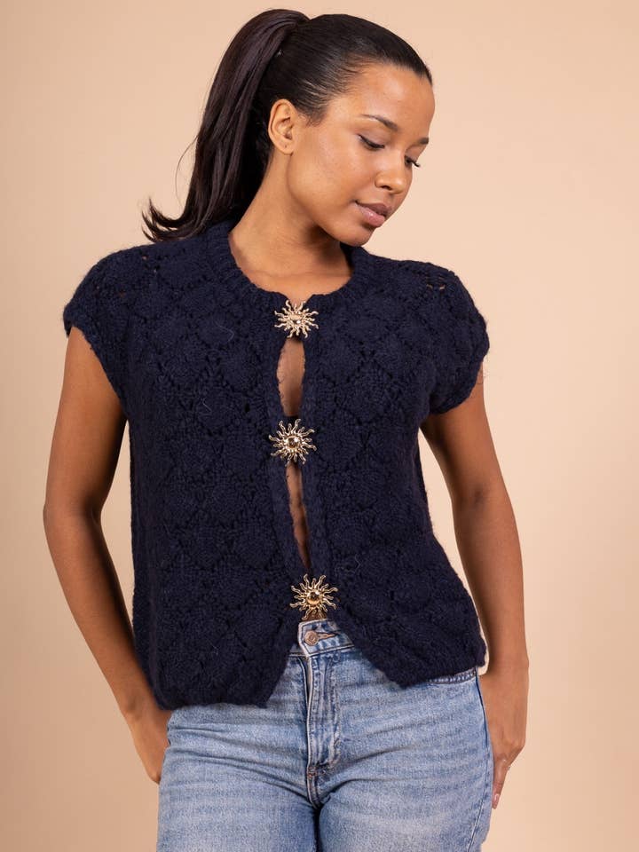 Stickad ärmlös väst med smyckesknäppning - 31033 för wholesale av AMARIA