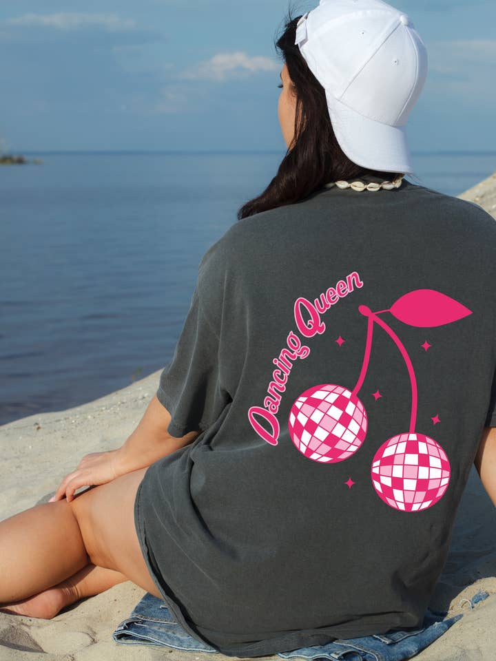 Dancing Queen Disco Ball Cherry oversized T-shirt voor wholesale door Lifestyle Outpost
