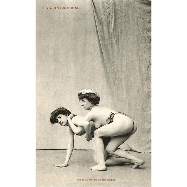 Found Image Press – Engroshandel Postkort – Postkort BW-36 Halvnøgne Kvinder Bryder, Guld Bælte