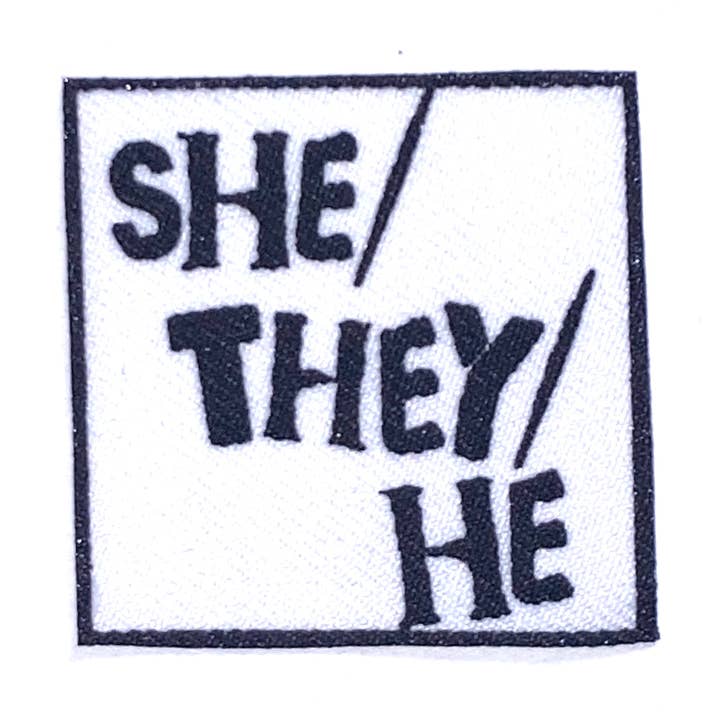 Patch en coton SHE/THEY/HE (noir sur blanc) pour la vente par The Darks Art