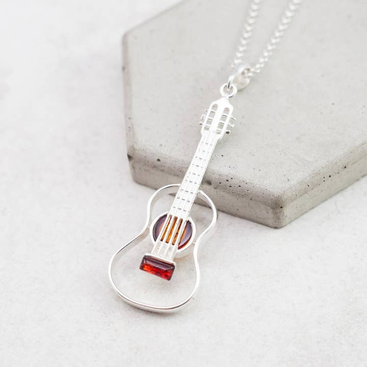 Pendentif en ambre de la Baltique, collier de guitare en argent pour la vente par Marcin Waryszak