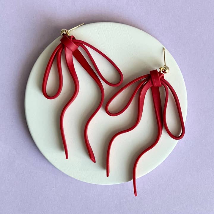 Boucles d'oreilles à nœud - Floppy Valentine's Day rouge et noir pour la vente par Common Good Clay