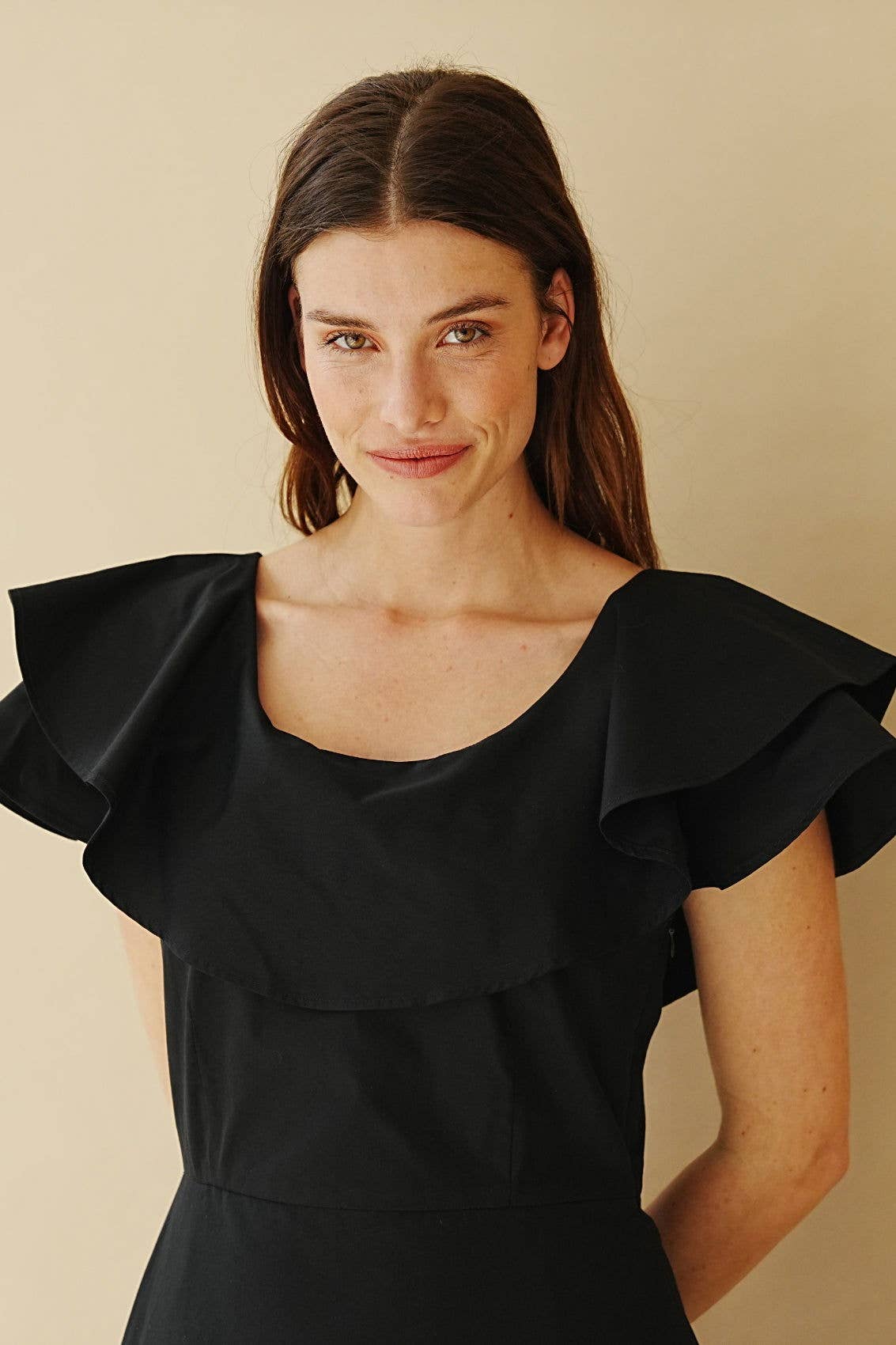 Marianna Déri GmbH - Venta al por mayor Vestido - Mujer - Vestido midi negro con volantes2