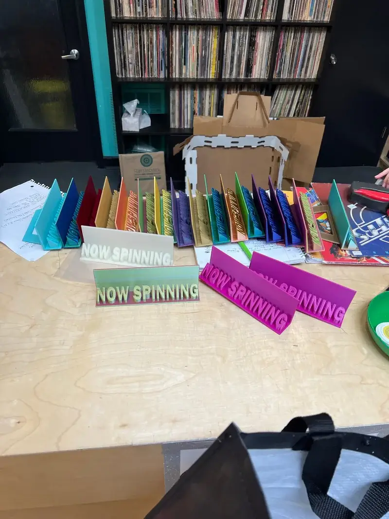 Printed Curiosities - Vente Présentoir – papeterie et articles fantaisie - Présentoirs vinyles tournants imprimés en 3D4