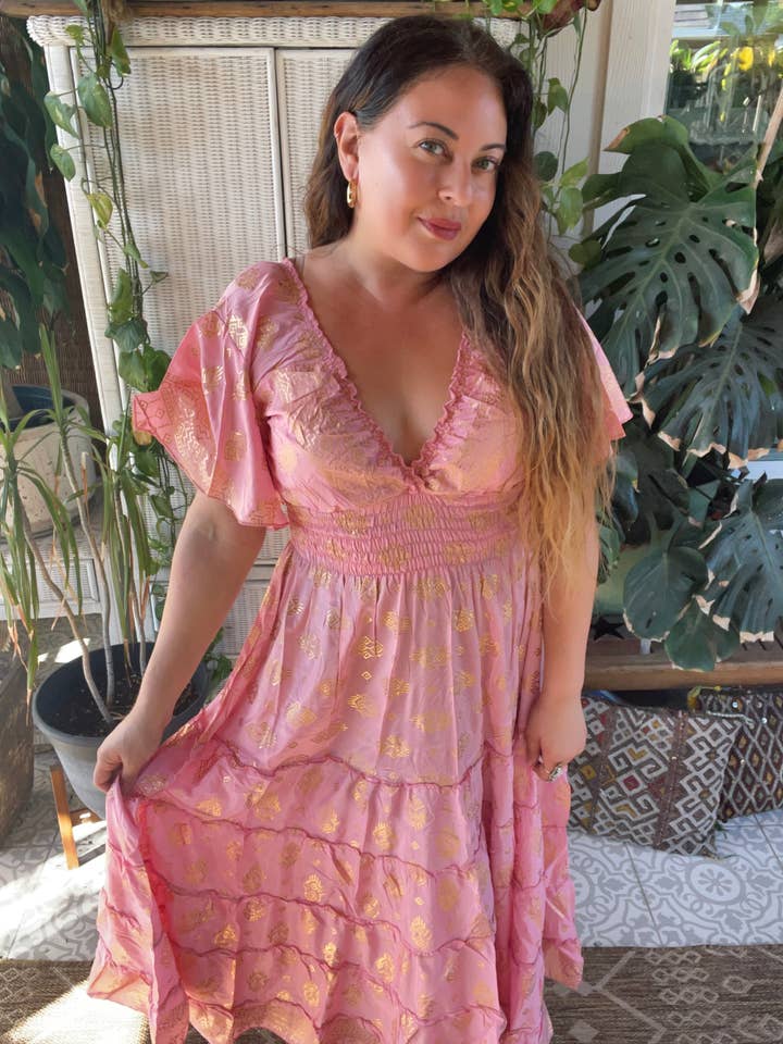 Maxi abito in seta bohémien a strati (motivo a blocchi dorati) per la vendita all'ingrosso da parte di Pink and Silver