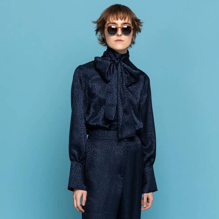 Sidenskjorta med rosett och puffärmar i marinblå jacquard för wholesale av Studio Heijne