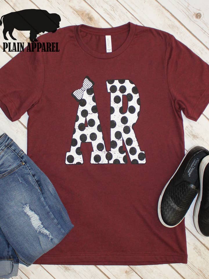 Maglietta girocollo con abbreviazione di stato a pois per la vendita all'ingrosso da parte di Plain Apparel Tees