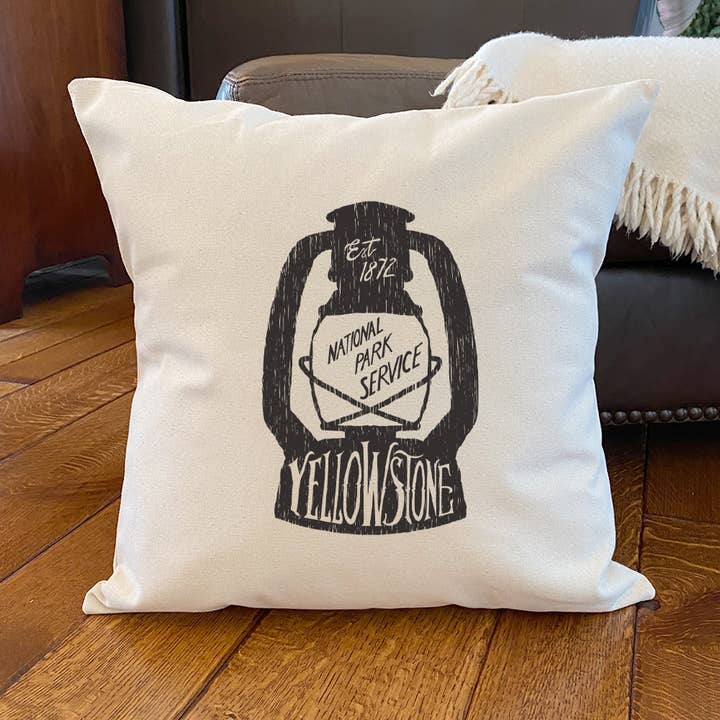 Yellowstone National Park Laterne — quadratisches Leinenkissen für den Großhandel von North & Pine