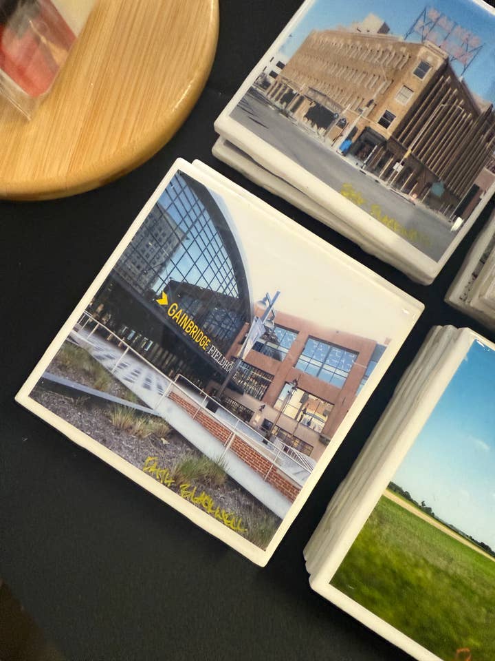 Nous développons le basketball ici. pour la vente par Faith Blackwell Creative